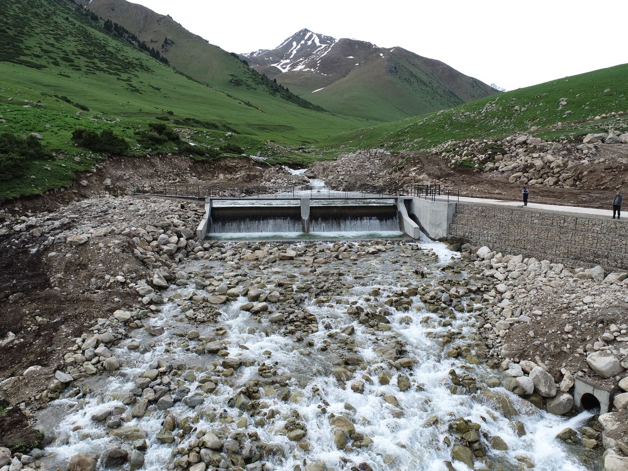 Водозабор и русло горной реки